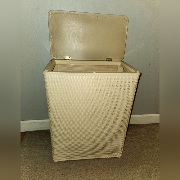 Vintage 1970s Ivory White Woven Wicker Storage Hamper - Picture 3 of 12